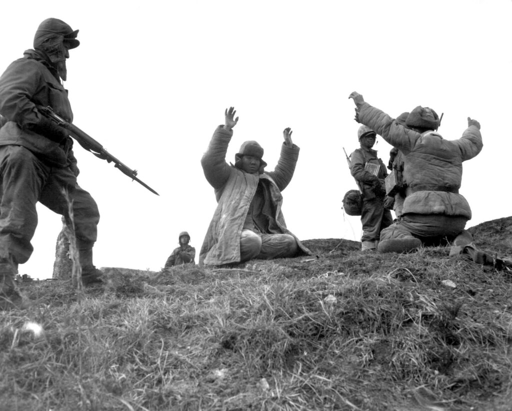 朝鮮戦争で米海兵隊に捕らえられた中国人民志願軍の捕虜