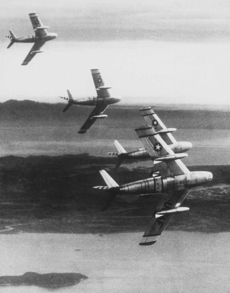 1952年、朝鮮上空を飛行する米空軍F86セイバー戦闘機