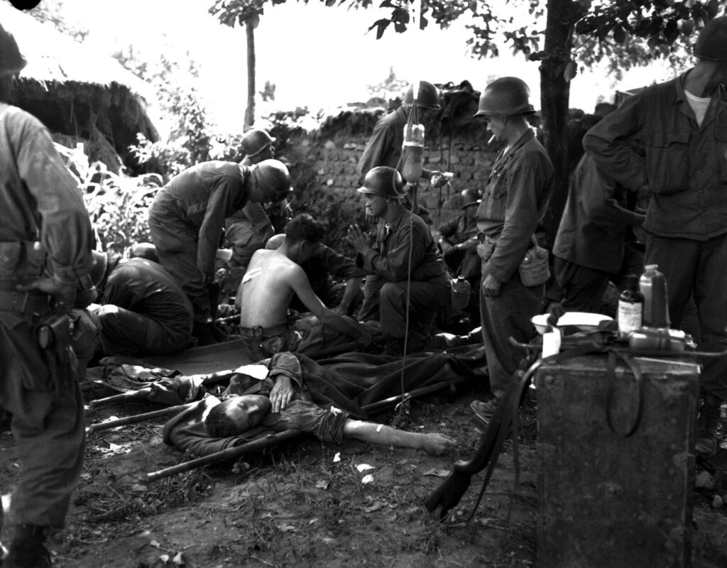 朝鮮戦争の野戦救護所で治療を受ける負傷した米軍兵士