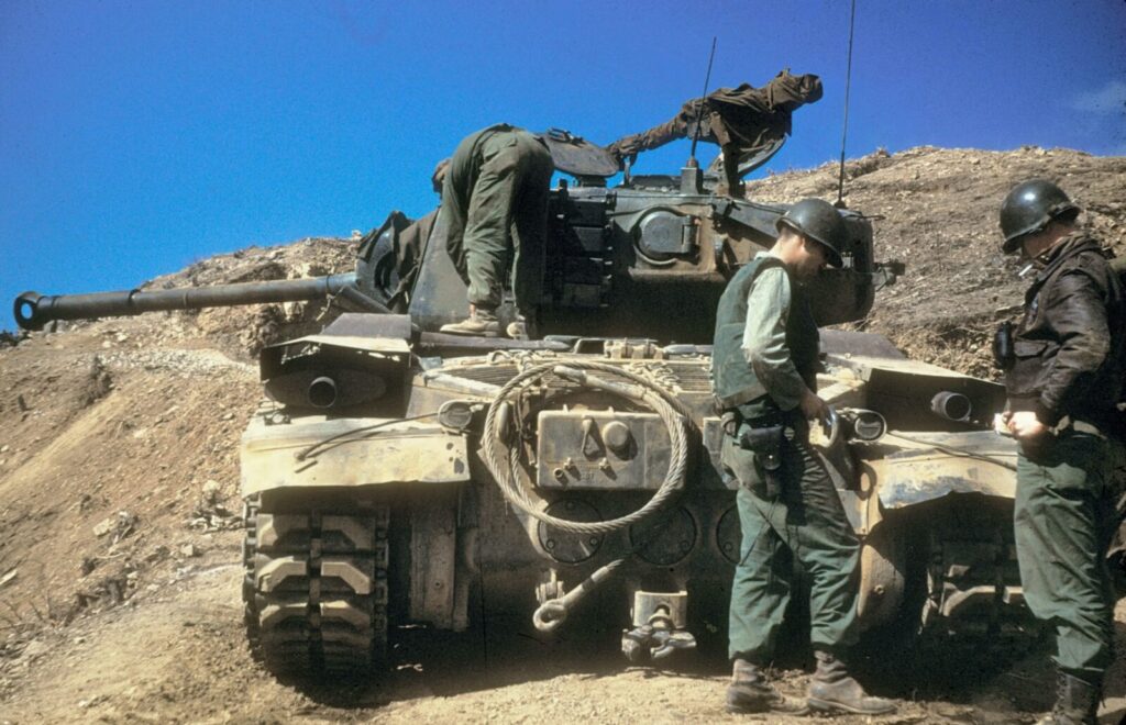 朝鮮戦争でM46戦車の近くに立つ米空軍前線航空管制官