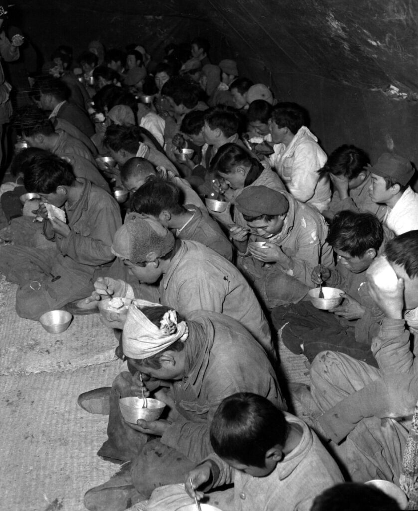 朝鮮戦争で拘束され連行される共産ゲリラとその家族