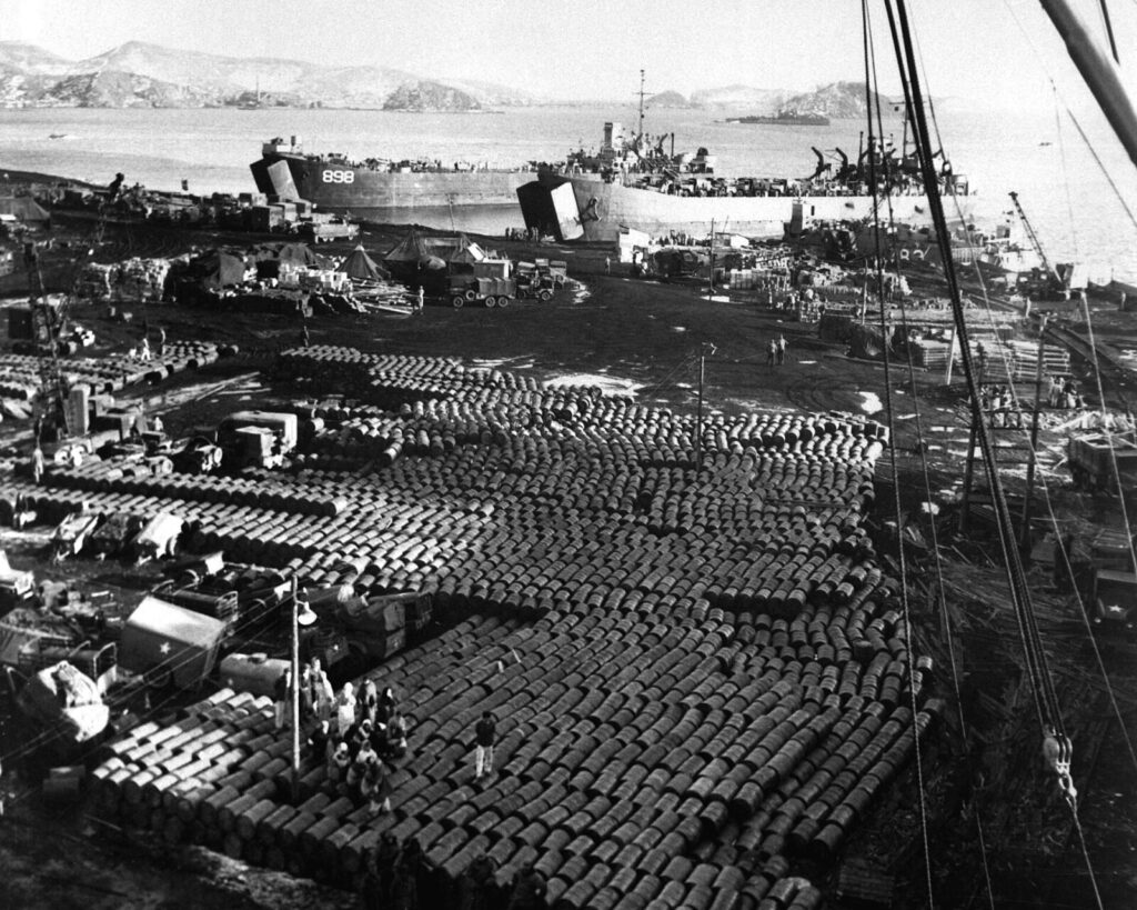 1950年、興南撤収で船へ積み込まれる物資と装備