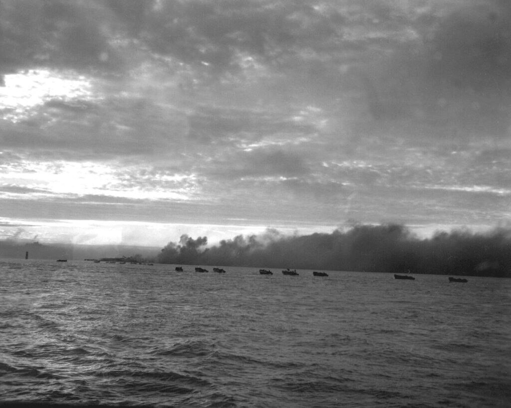 1950年9月15日、仁川上陸作戦で海岸へ向かう上陸用舟艇