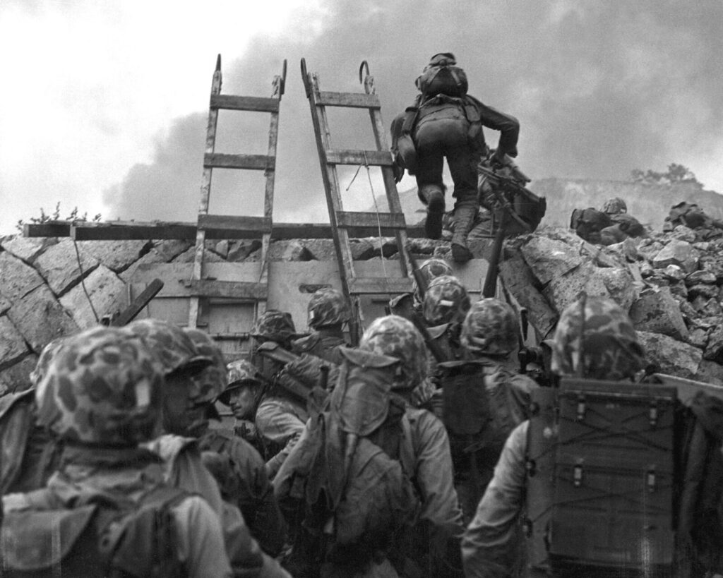 1950年、仁川上陸作戦で梯子を使って防潮堤を登る米海兵隊員