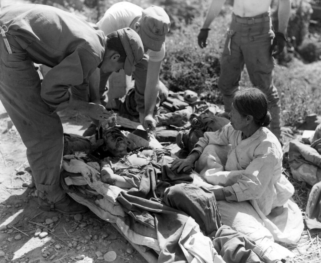 1950年9月、漢江付近の戦闘で負傷した朝鮮人少女を手当てする衛生兵