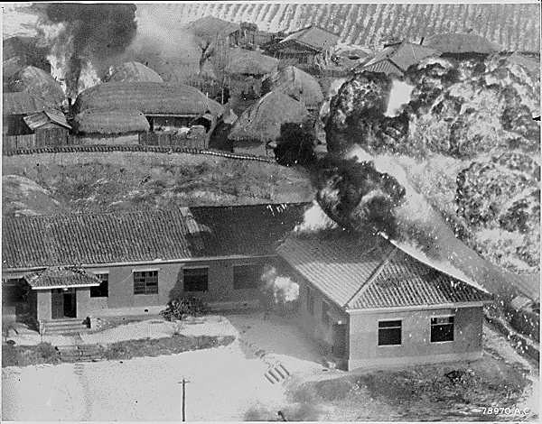 朝鮮戦争で米極東空軍が使用したナパーム弾