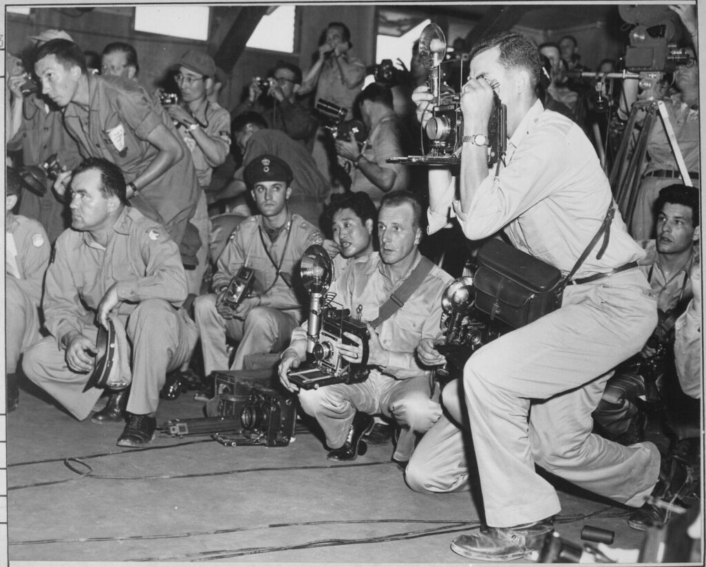 1953年、板門店の休戦協定会場に集まった国連側記者