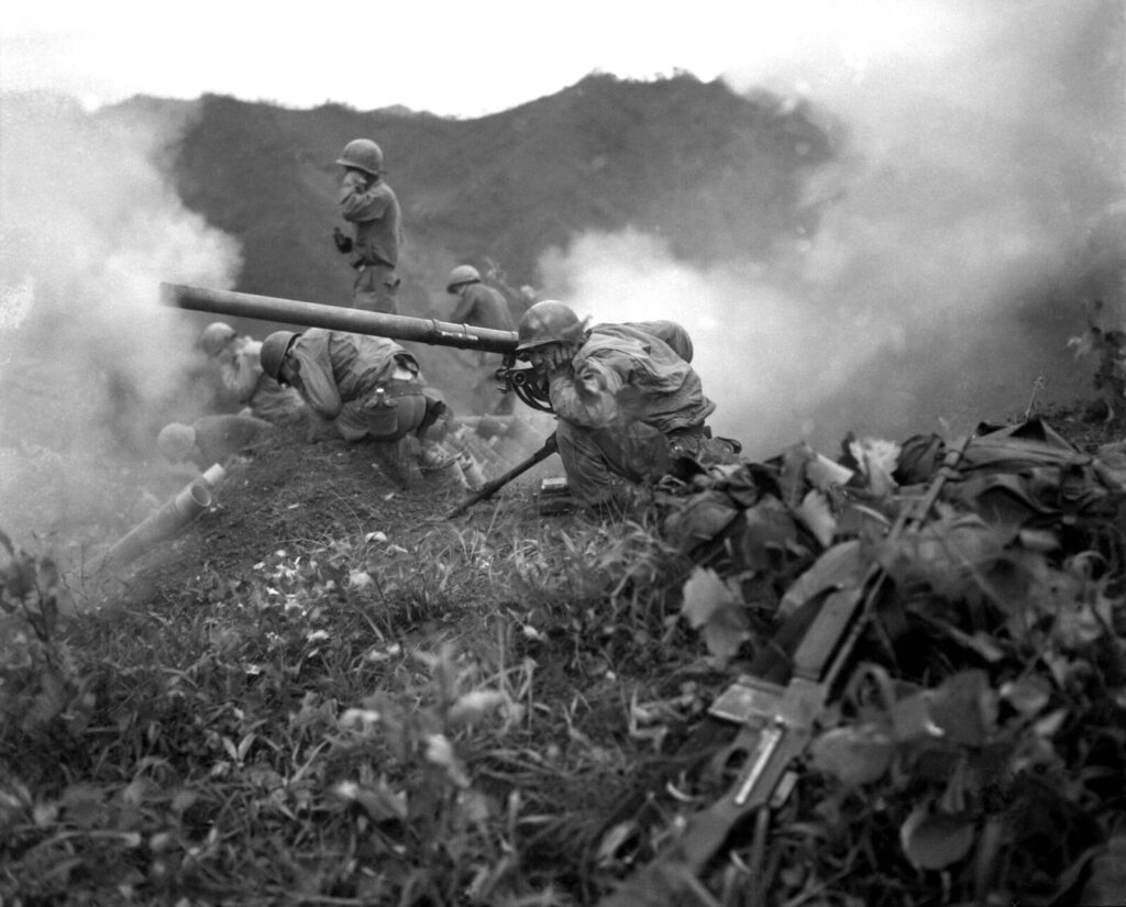 朝鮮戦争で75ミリ無反動砲を射撃する米軍部隊