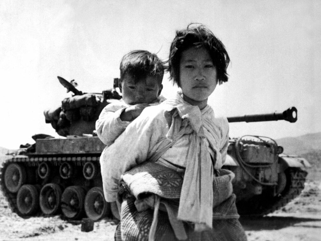 朝鮮戦争中、幼児を抱えて移動する朝鮮人避難民
