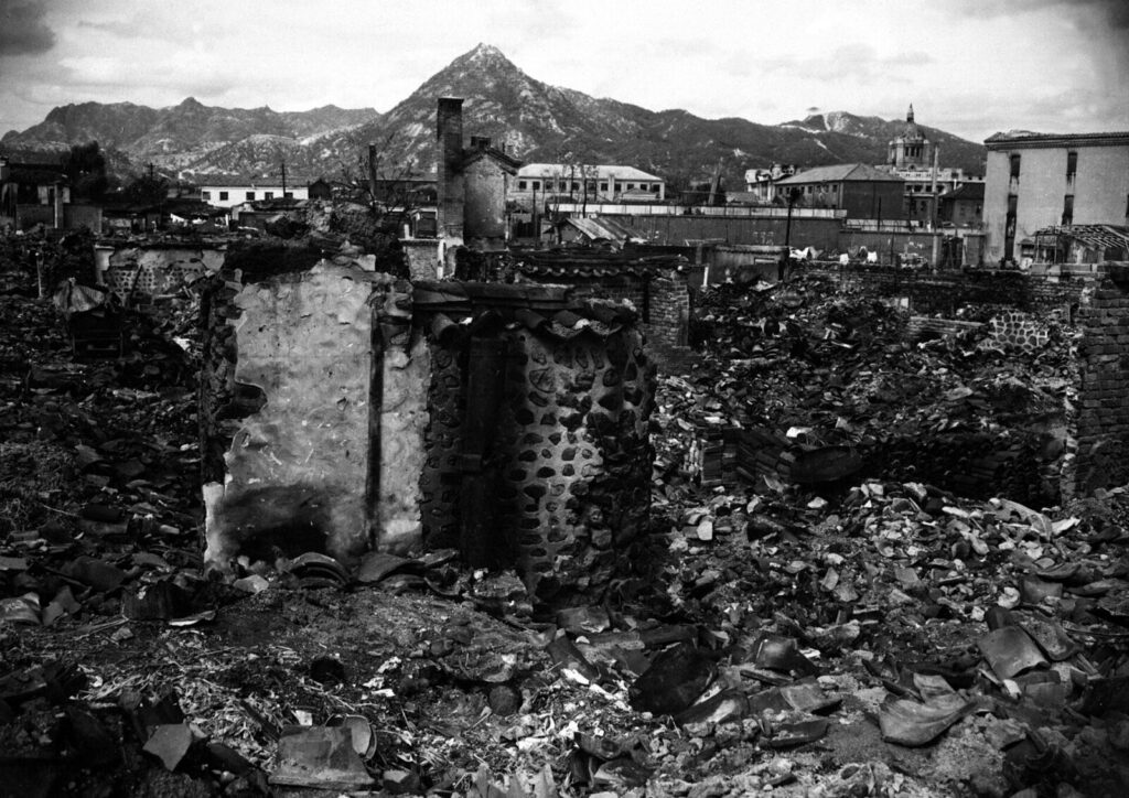 1950年、朝鮮戦争で破壊されたソウルの住宅地