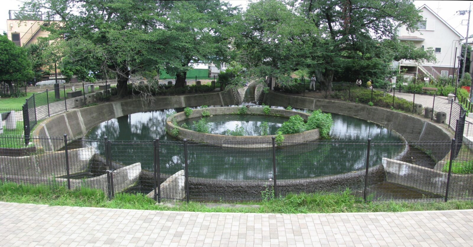 川崎市高津区久地にある二ヶ領用水久地円筒分水の全景