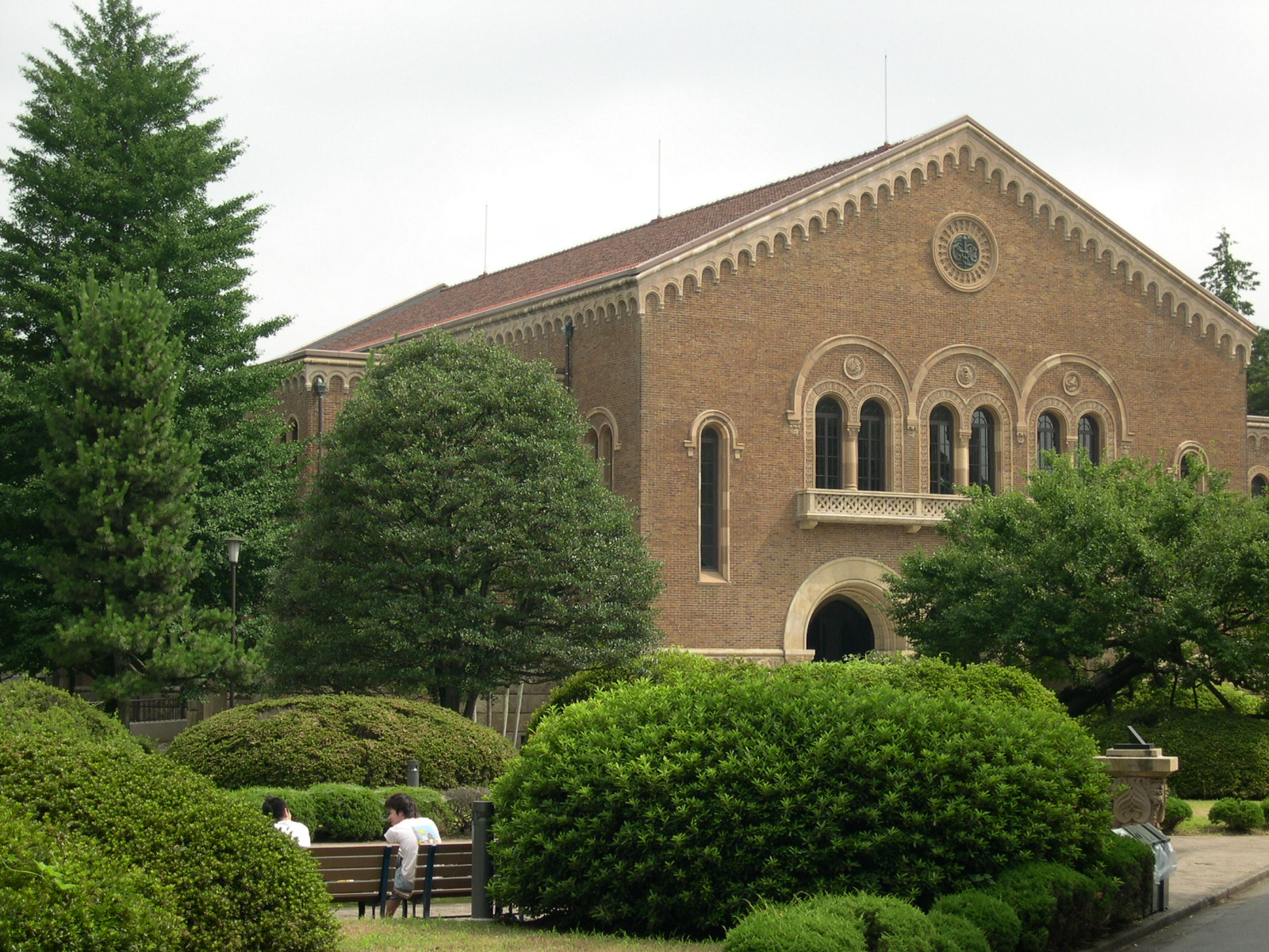 一橋大学国立キャンパスの兼松講堂