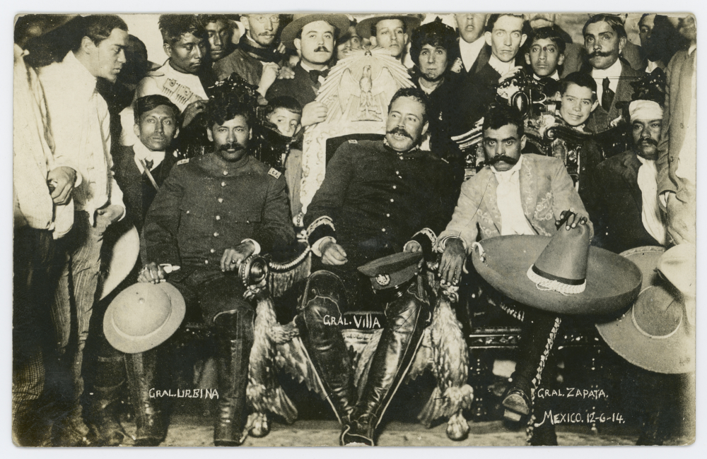 1914年のメキシコ革命期に並ぶトマス・ウルビナ、パンチョ・ビリャ、エミリアーノ・サパタ