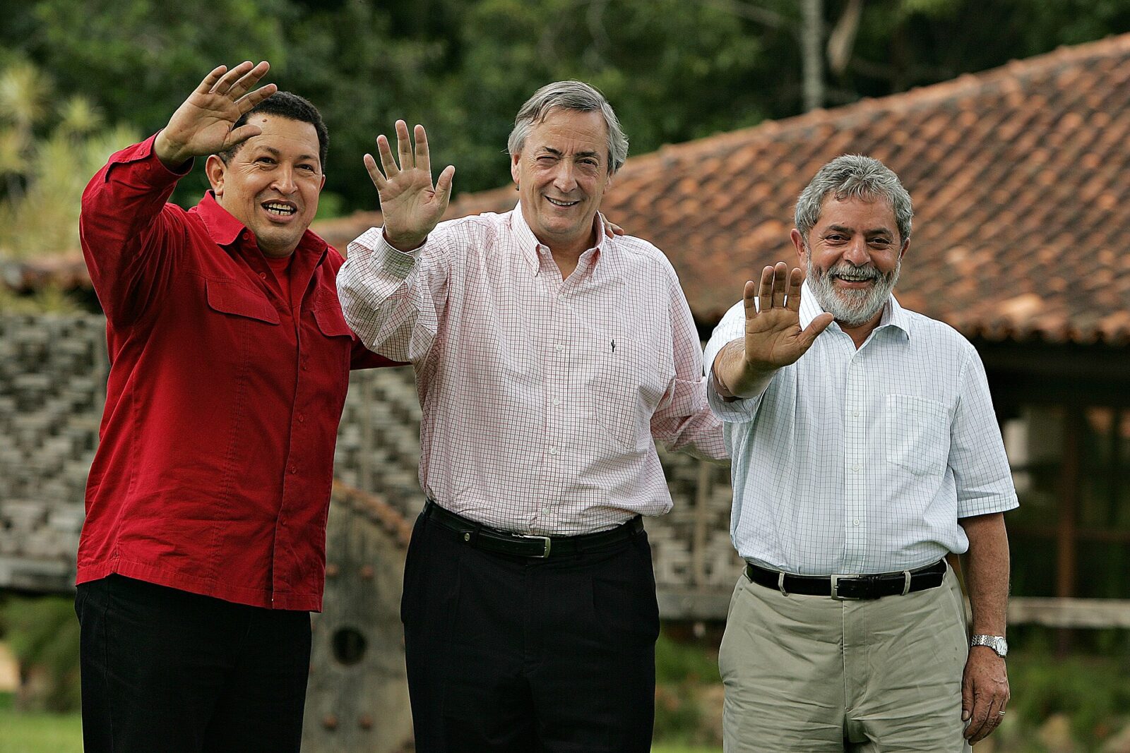 2006年に会談するブラジルのルーラ、ベネズエラのチャベス、アルゼンチンのネストル・キルチネル