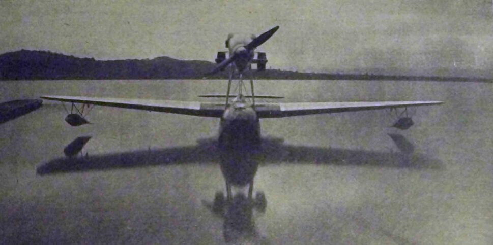 水面に浮かぶ1925年のイタリア製レーサー飛行艇マッキM.33