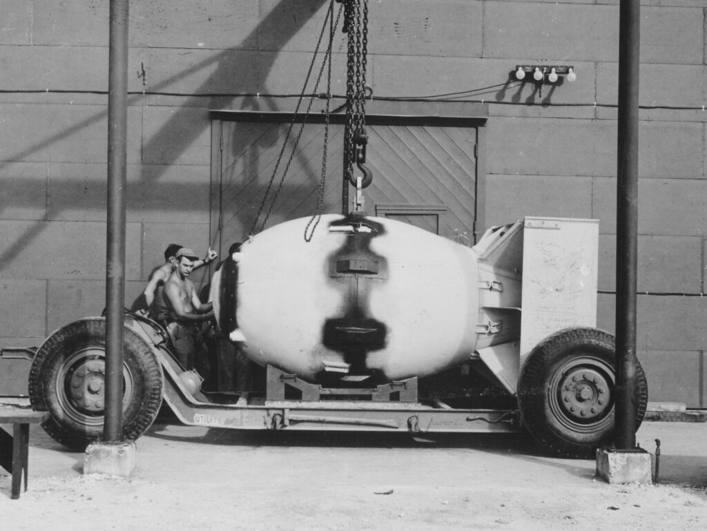 1945年8月、テニアン島で組み立てられ台車に載せられたプルトニウム型原爆ファットマン