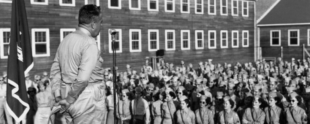 1945年、オークリッジで職員へ演説するレズリー・グローヴズ