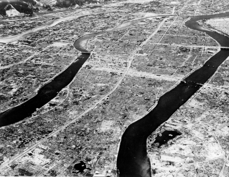 1945年8月頃、原爆投下後の広島を上空から撮影した航空写真