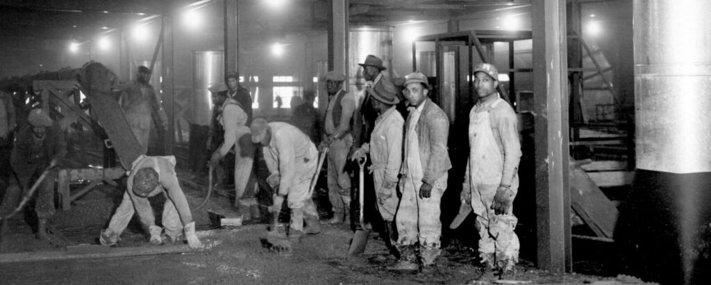 1945年、K-25工場建設現場でコンクリート作業をする労働者