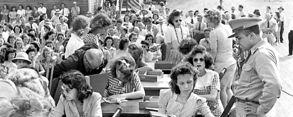1944年、オークリッジで仕事に応募する人々