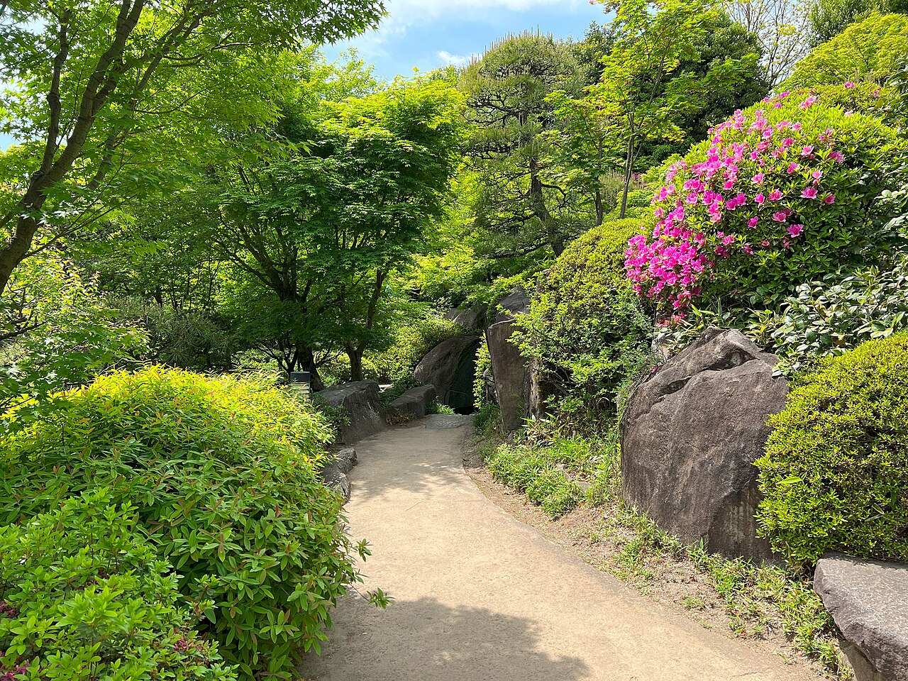 池の周囲を巡る豊島区立目白庭園の回遊路