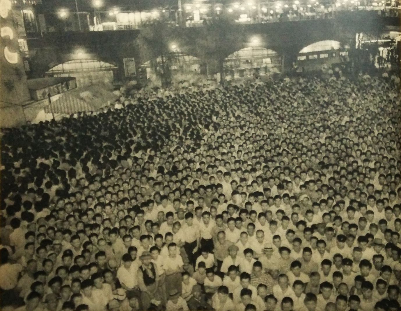 1955年に街頭テレビの力道山戦へ集まる観客