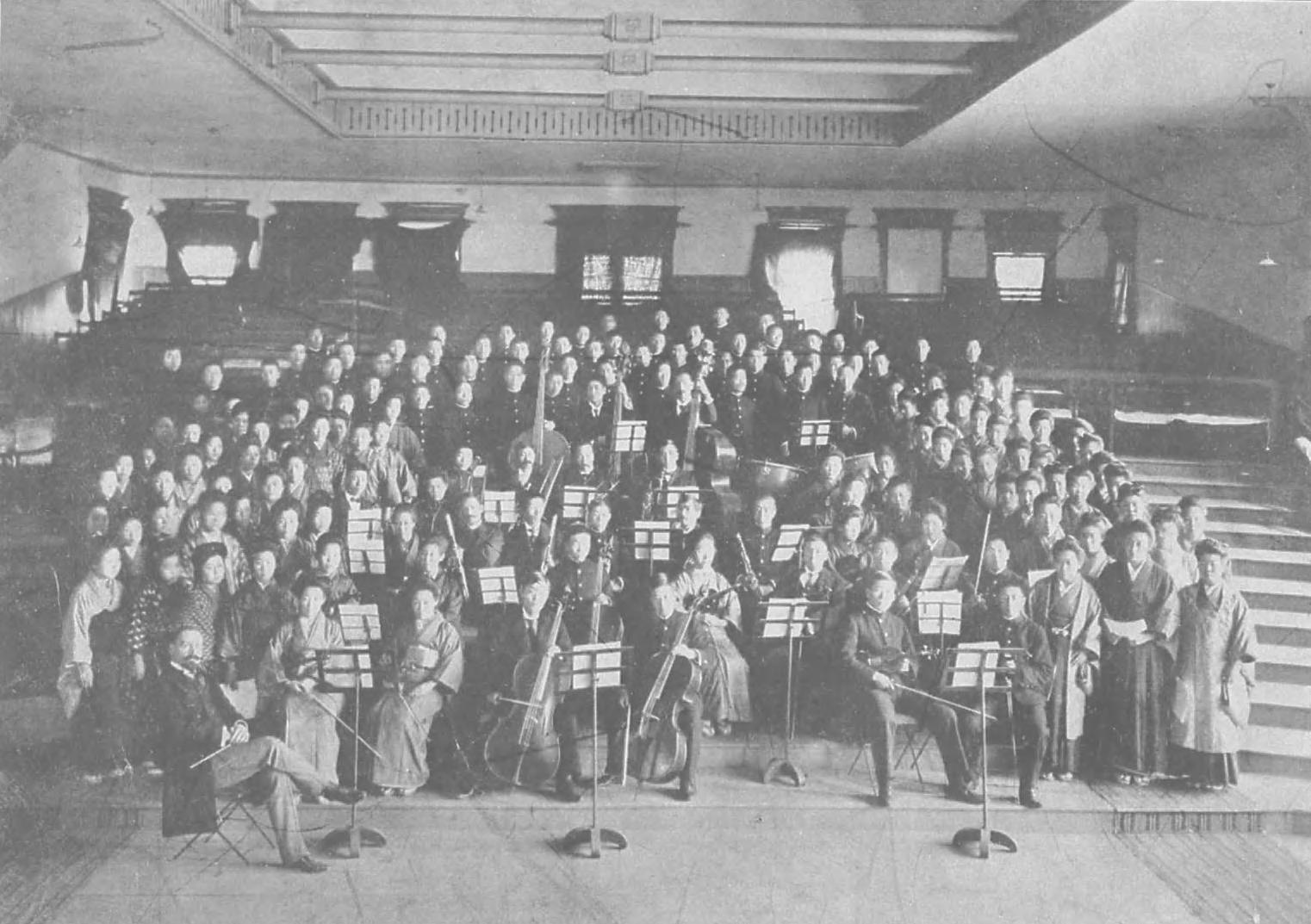 1911年の東京音楽学校奏楽堂での学生と教員