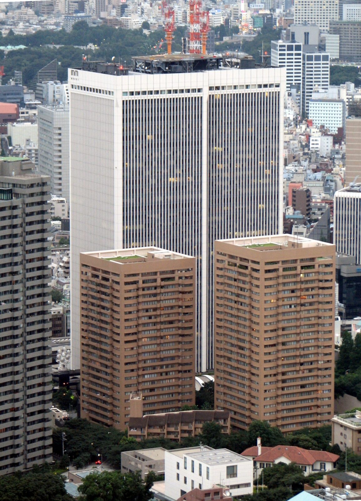 東京タワーから見たアークヒルズの高層棟と住宅棟