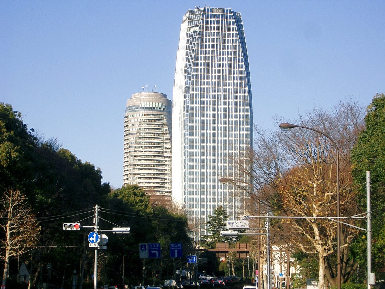 愛宕グリーンヒルズの超高層タワーと周辺の緑