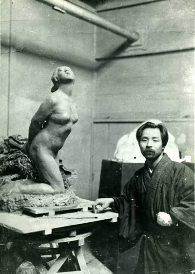 1910年、遺作となった彫刻「女」とともに写る荻原守衛