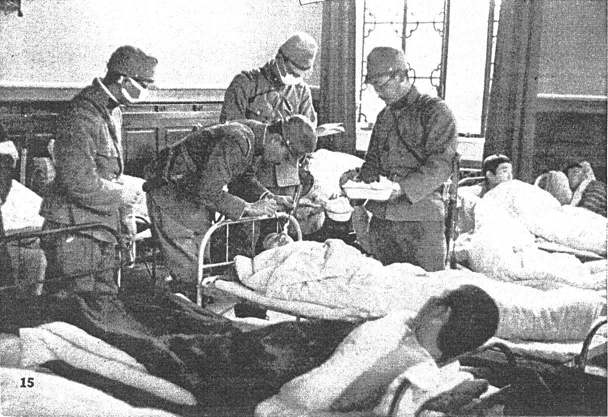 南京の野戦病院で負傷した中国兵を看護する日本軍衛生隊