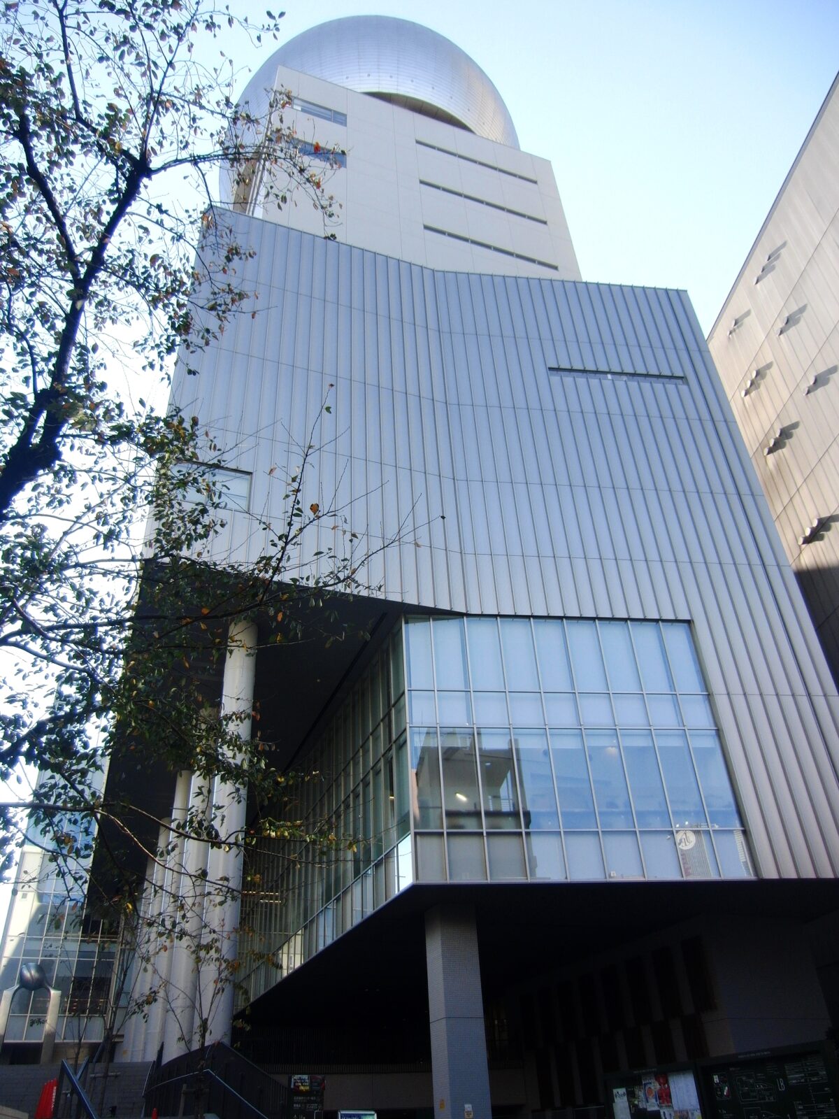 渋谷区桜丘町にある文化総合センター大和田の外観