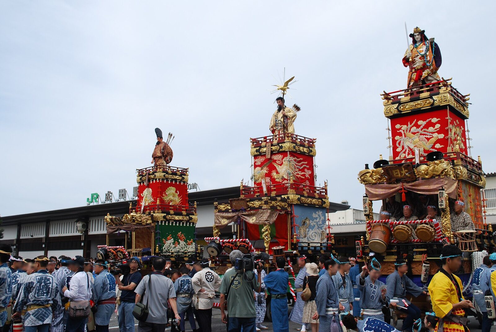 成田祇園祭で曳き回される装飾された山車