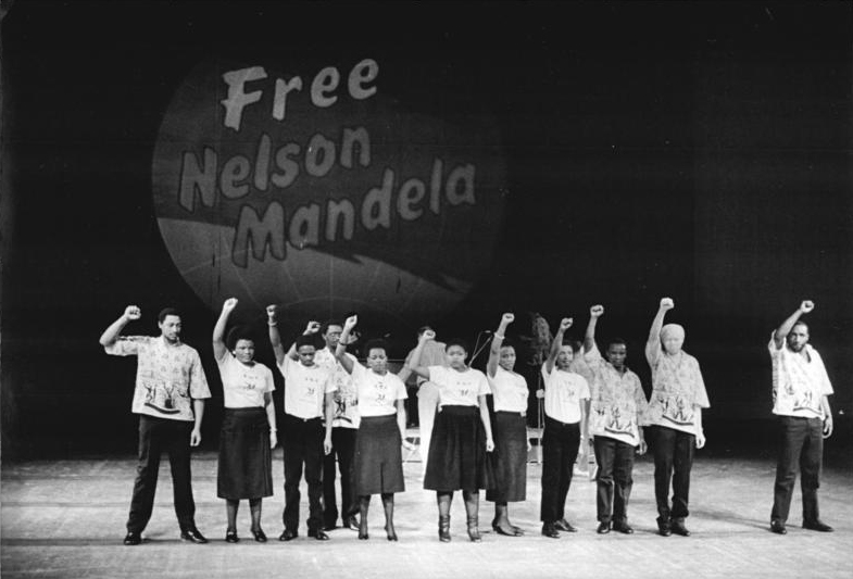 1986年にベルリンでFree Nelson Mandelaを掲げて行われた歌と踊りの公演