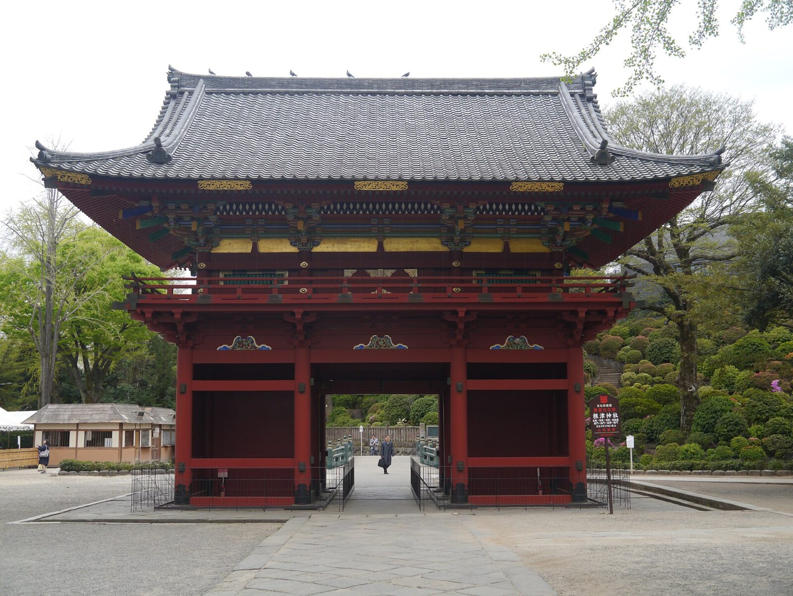 根津神社の朱塗りの楼門