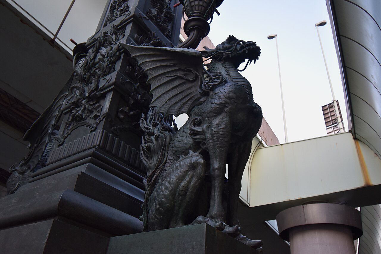 日本橋の欄干に設置された翼を持つ麒麟像