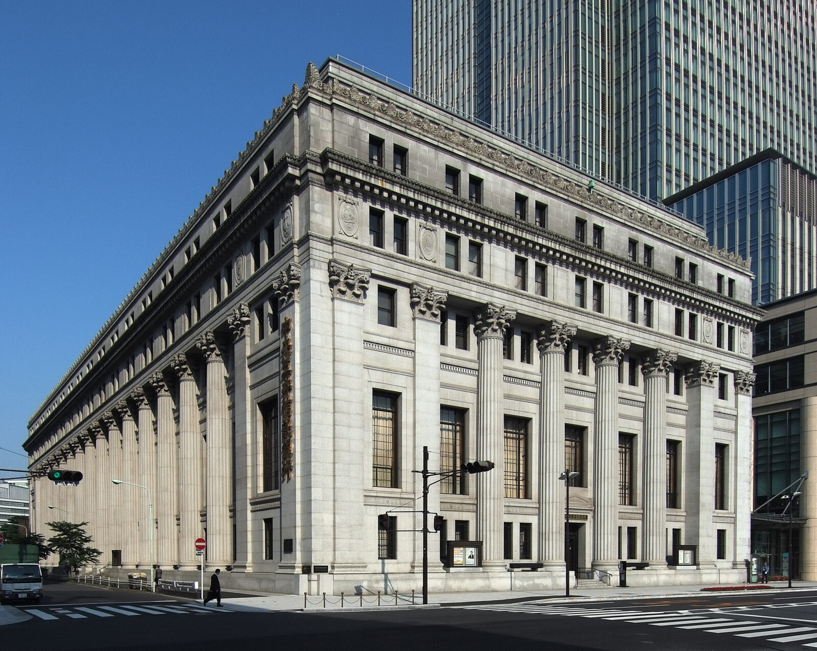 東京都中央区日本橋室町にある重要文化財の三井本館