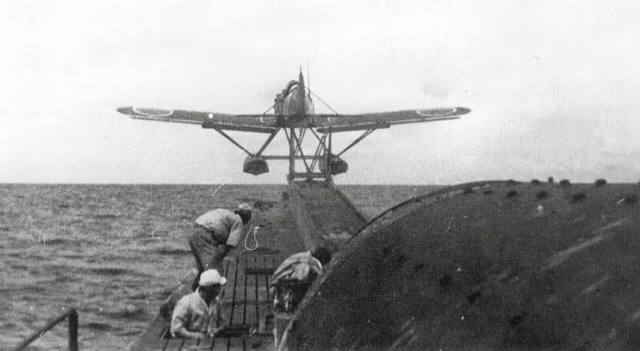 潜水艦I-25から零式小型水上機を発進させる様子