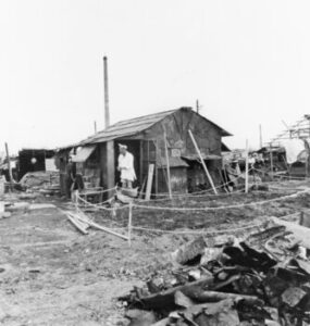 1945年9月、東京のバラック小屋で暮らす人々