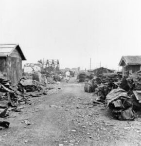 1945年9月、爆撃で廃墟となった東京の街
