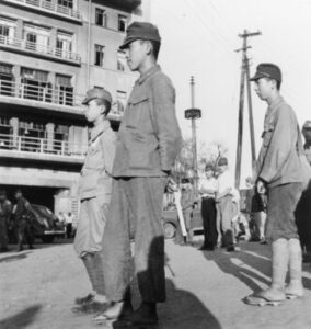 1945年9月、東京の街を歩く市民