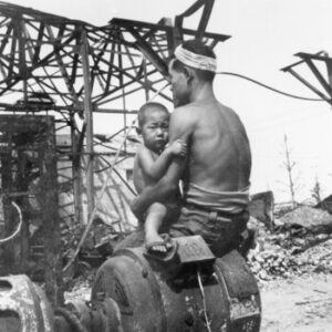 1945年9月、東京の焼け跡に立つ父子