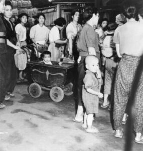 1945年9月、食料配給を待つ女性と子どもの列