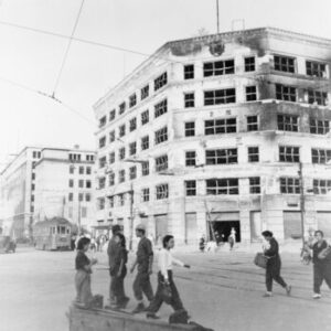 1945年9月、空襲被害が残る銀座三越