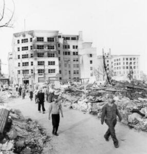 1945年9月、廃墟となった銀座通り