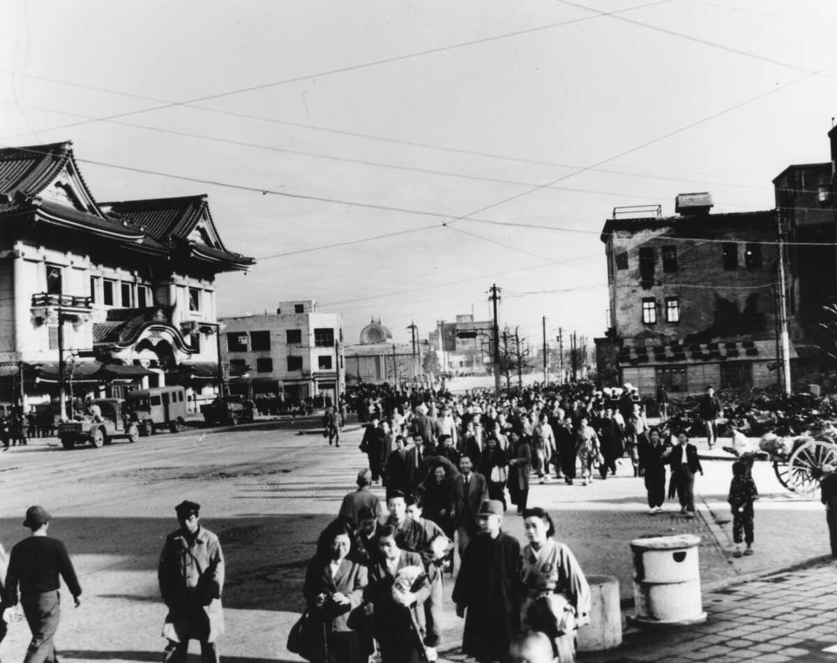 1945年10月、歌舞伎座前の通りを行き交う人々