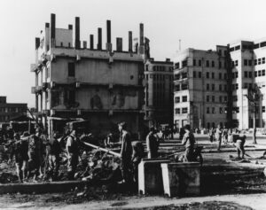1945年10月、東京で瓦礫を片付ける人々