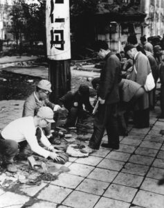 1945年10月、東京の街頭で靴磨きをする人々