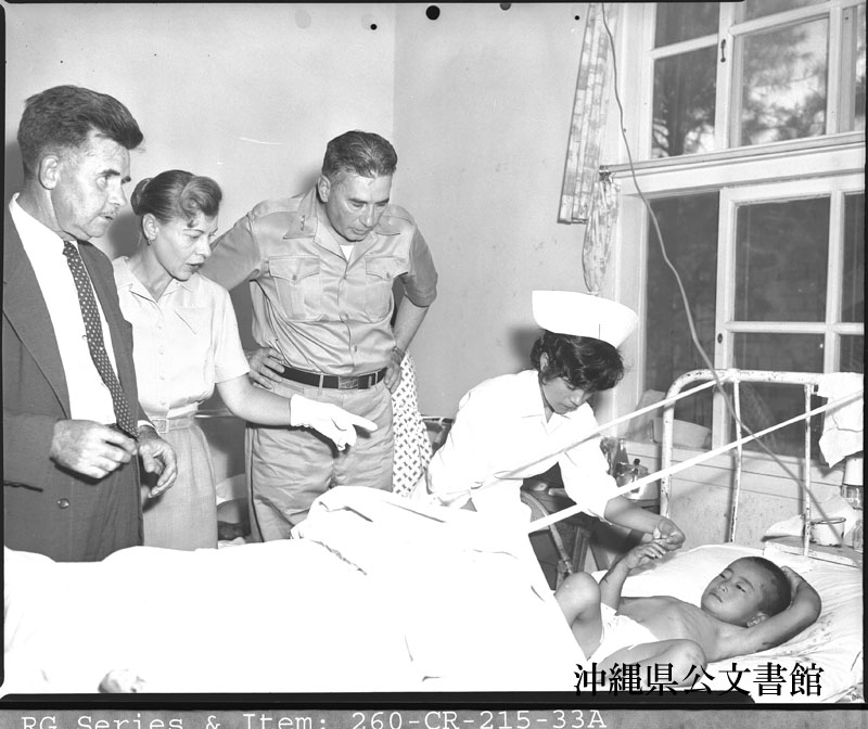 1959年、宮森小事故の負傷者を見舞うドナルド・ブース高等弁務官