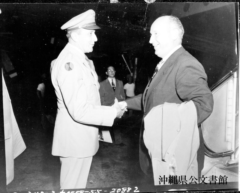 1955年、ライカムを視察するメルヴィン・プライス議員ら